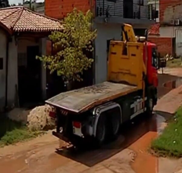 Roban maquinaria vial y la desarman en una chatarrería