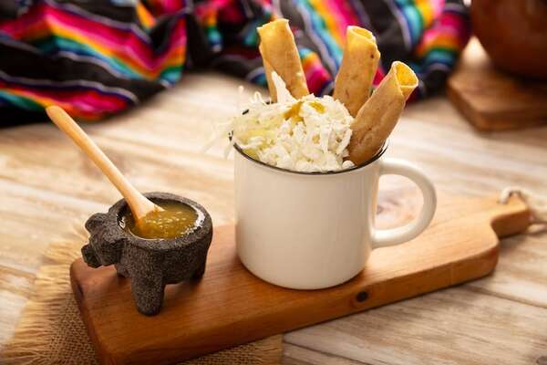 Sabor a México: flautas de pollo crujientes con salsa verde cruda - Gastronomía - ABC Color