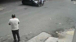 Video: Atropelló a motociclista y un peatón fue víctima colateral