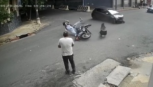 Motociclista herido y peatón afectado tras choque en el microcentro