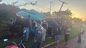 Camión pierde el control y choca contra columna de la ANDE en Minga Guazú - ADN Digital