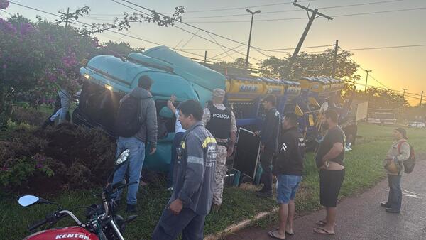 Camión pierde el control y choca contra columna de la ANDE en Minga Guazú - ADN Digital