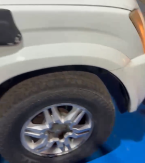 Presidente del IPS detectó caída de tuercas en camioneta de la institución durante viaje al Chaco