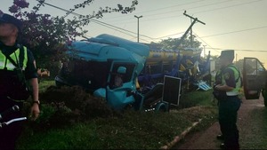Camión choca contra columna de la ANDE en Minga Guazú