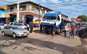 Camión se quedó sin frenos en pleno Mercado de Luque •