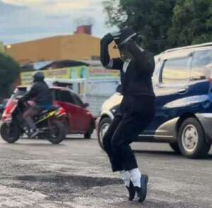 Video: tiktoker sale a “cazar” baches al ritmo de Michael Jackson - Nacionales - ABC Color