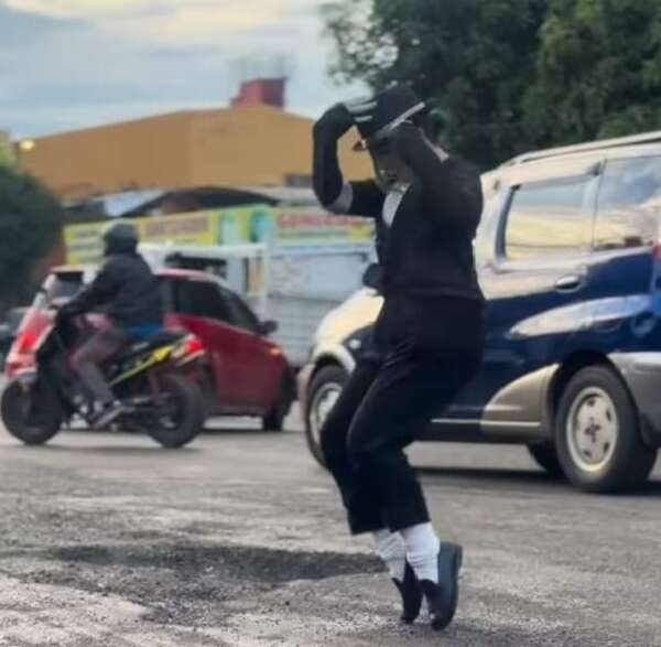 Video: tiktoker sale a “cazar” baches al ritmo de Michael Jackson - Nacionales - ABC Color
