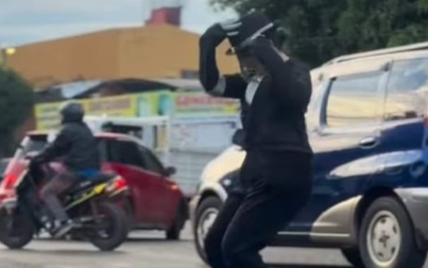 Al ritmo de “Billie Jean”, tiktoker expone baches en San Lorenzo