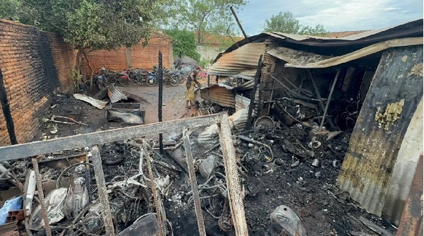 Incendio destruyó taller de motos en Concepción