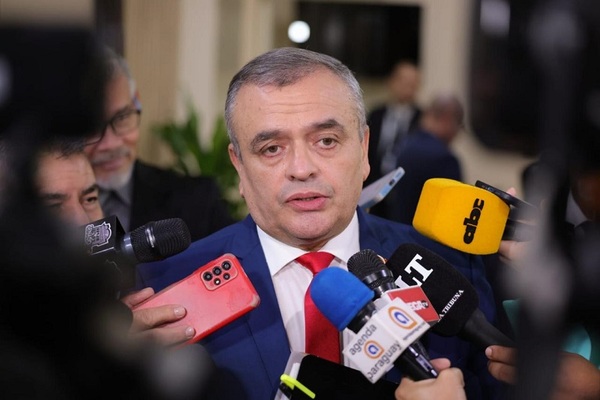 Liseras arremete contra Estigarribia y defiende legalidad de su permiso para asumir en el Senado