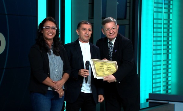 Reconocen al periodista Carlos Martini por su aporte a la lengua española - trece