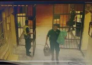 Comisario intentó meter 100 petacas de caña y un whisky a la cárcel de Tacumbú y fue detenido - Policiales - ABC Color