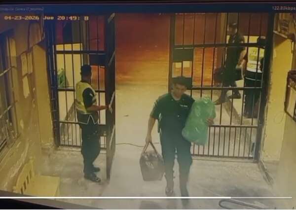 Comisario intentó meter 100 petacas de caña y un whisky a la cárcel de Tacumbú y fue detenido - Policiales - ABC Color