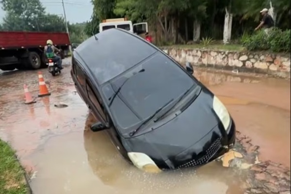 Auto cae en profundo bache en Mariano Roque Alonso