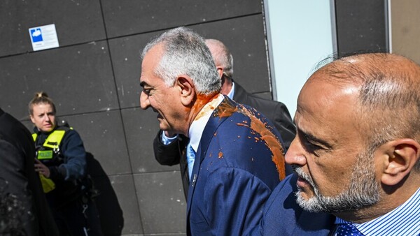 Reza Pahlavi es alcanzado por sustancia roja durante acto en Berlín