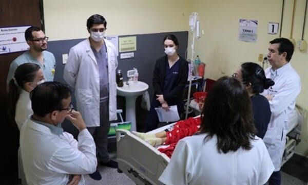 Ministra pide a médicos extranjeros gestionar la nacionalización para ser readmitidos