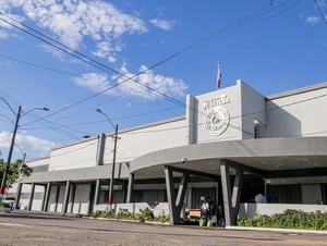 Comisario cae al intentar ingresar alcohol a Tacumbú: llevaba 100 petacas y un whisky