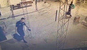 Captan a agente policial ingresando objetos irregulares en Tacumbú