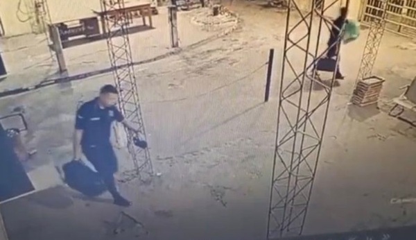 Captan a agente policial ingresando objetos irregulares en Tacumbú