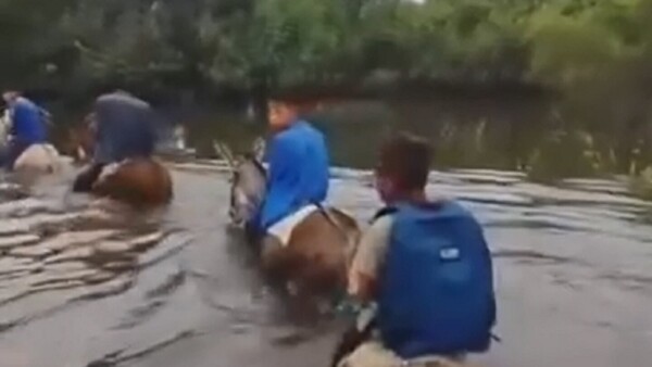 El drama de 19 aldeas en La Patria: Inundaciones obligan a estudiantes a cruzar el agua para llegar a clases