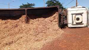 Violento choque entre camiones y una camioneta bloqueó la ruta PY07