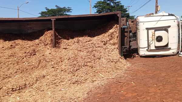 Violento choque entre camiones y una camioneta bloqueó la ruta PY07