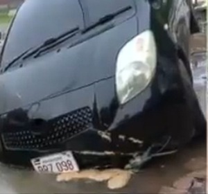 Vehículo queda atrapado en bache inundado