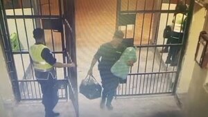 Video: Policías intentan meter 100 petacas de caña al penal de Tacumbú