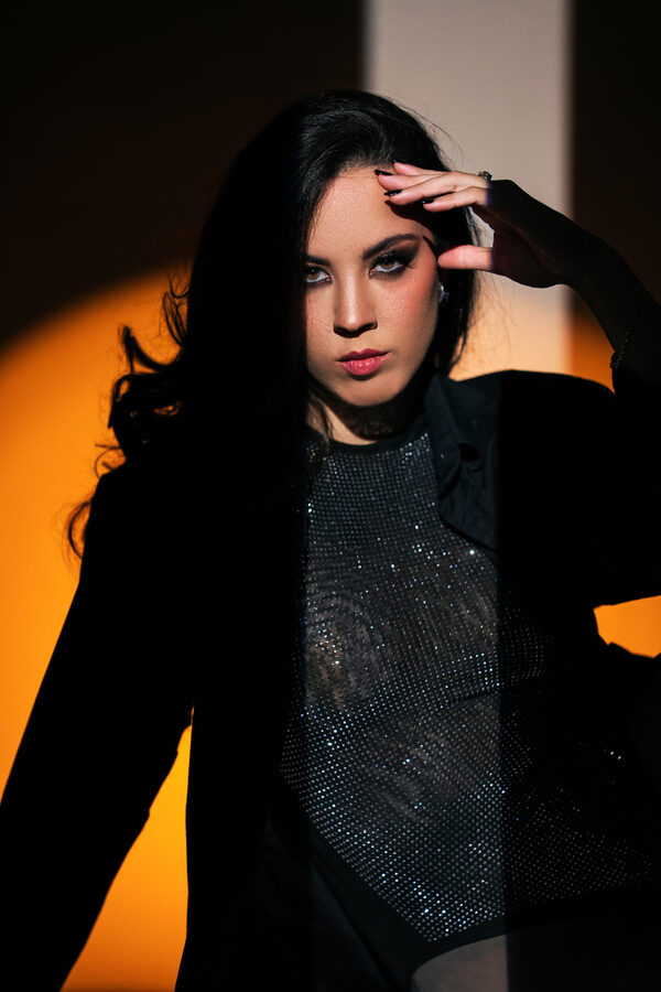 Popular / Giovanna Chantal presenta 'Negro': Una exploración profunda entre el R&B Contemporáneo y el Dark Pop