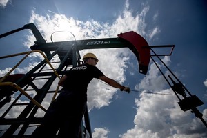 El mercado petrolero cierra una sesión volátil con resultados mixtos, pero con un fuerte repunte semanal - ADN Digital