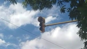 “Querido San Semáforo”: Rezó en la calle porque luz roja descompuesta le dejó sin ventas
