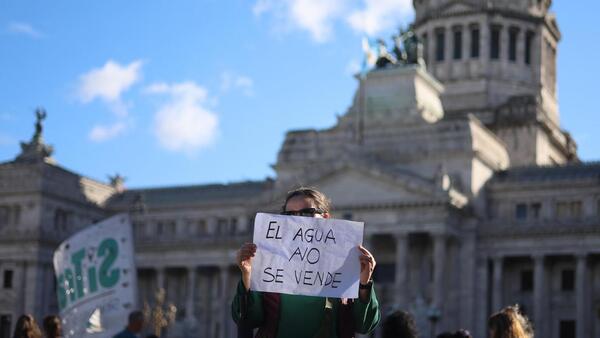 Milei promulga la reforma a la ley de glaciares, pero juez la frena en una provincia