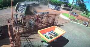 La Nación / Camión volcó tras realizar maniobra imprudente y dejó una persona mal herida en Alto Paraná