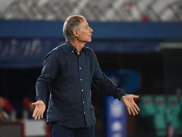 Holan: “Lo que pasó escapa a mi análisis, los partidos deben dirimirse dentro de un campo de juego” - Cerro Porteño - ABC Color