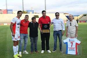 Óscar “Tacuara” Cardozo fue homenajeado por Nacional - Nacional - ABC Color