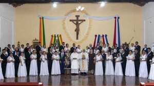 Emotiva boda: 25 parejas sellaron su amor en Jesús de Tavarangué