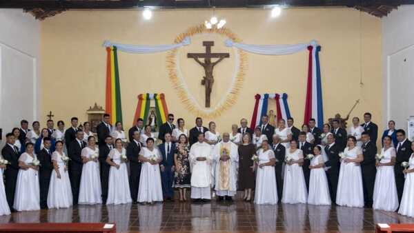 Emotiva boda: 25 parejas sellaron su amor en Jesús de Tavarangué