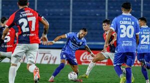 Cerro da un paso al costado en el campeonato
