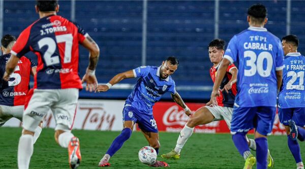 Cerro da un paso al costado en el campeonato