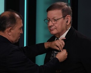 Popular / (VIDEO) ¡Carlos Martini fue nuevamente condecorado en pleno noticiero!