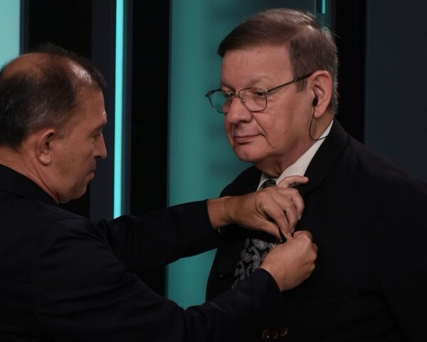 Popular / (VIDEO) ¡Carlos Martini fue nuevamente condecorado en pleno noticiero!