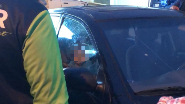 ¡Qué susto! Se olvidaron las llaves y el bebé quedó atrapado