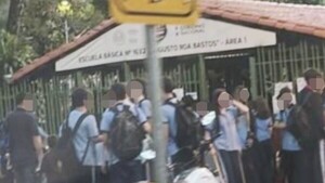 Alumnos de CDE hacen sentata contra una supuesta mamá "controladora"