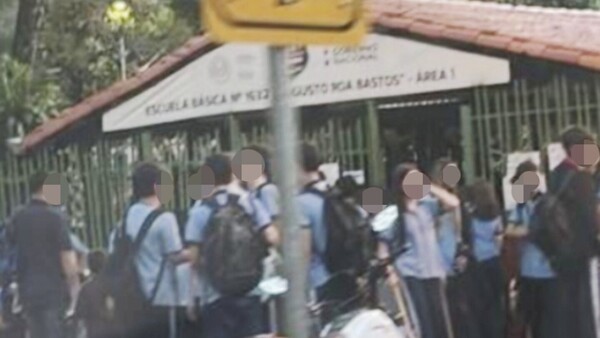 Alumnos de CDE hacen sentata contra una supuesta mamá "controladora"