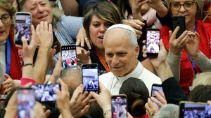 León XIV pide formar el pensamiento crítico de los jóvenes ante el "asedio" de estímulos