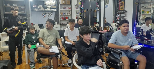 Jóvenes se forman en barbería con enfoque social y salida laboral en Encarnación