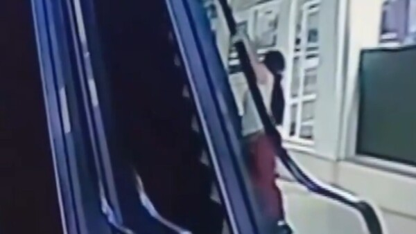 Video: Niña sube colgada a escalera mecánica y cae desde la altura
