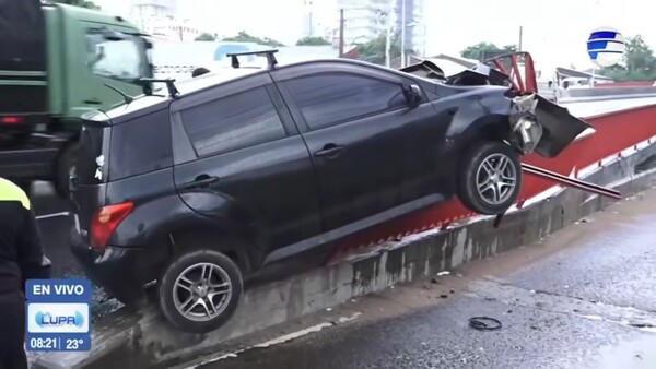 Conductor se queda dormido e impacta contra la baranda