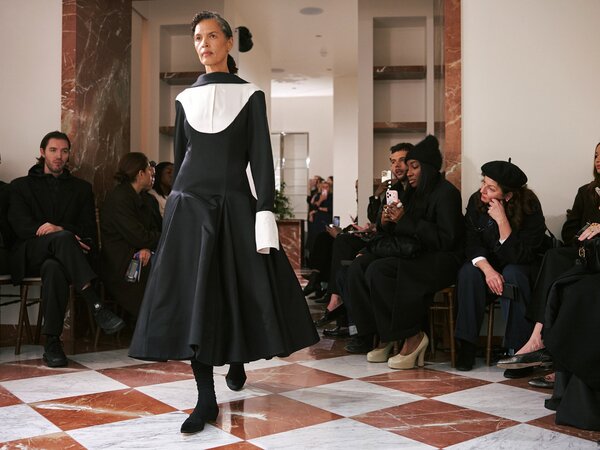 Por qué la moda de repente busca la atención de las mujeres mayores