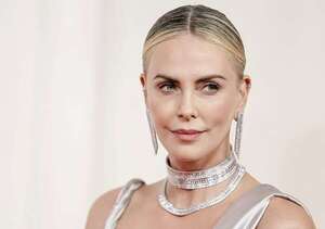 ¡Charlize Theron escaló un cartel publicitario en Times Square! - Gente - ABC Color